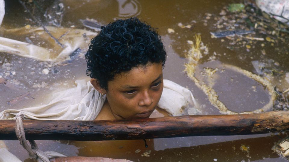 Omayra Sanchez war tagelang unter den Wassermassen zwischen den Trümmern eingeklemmt