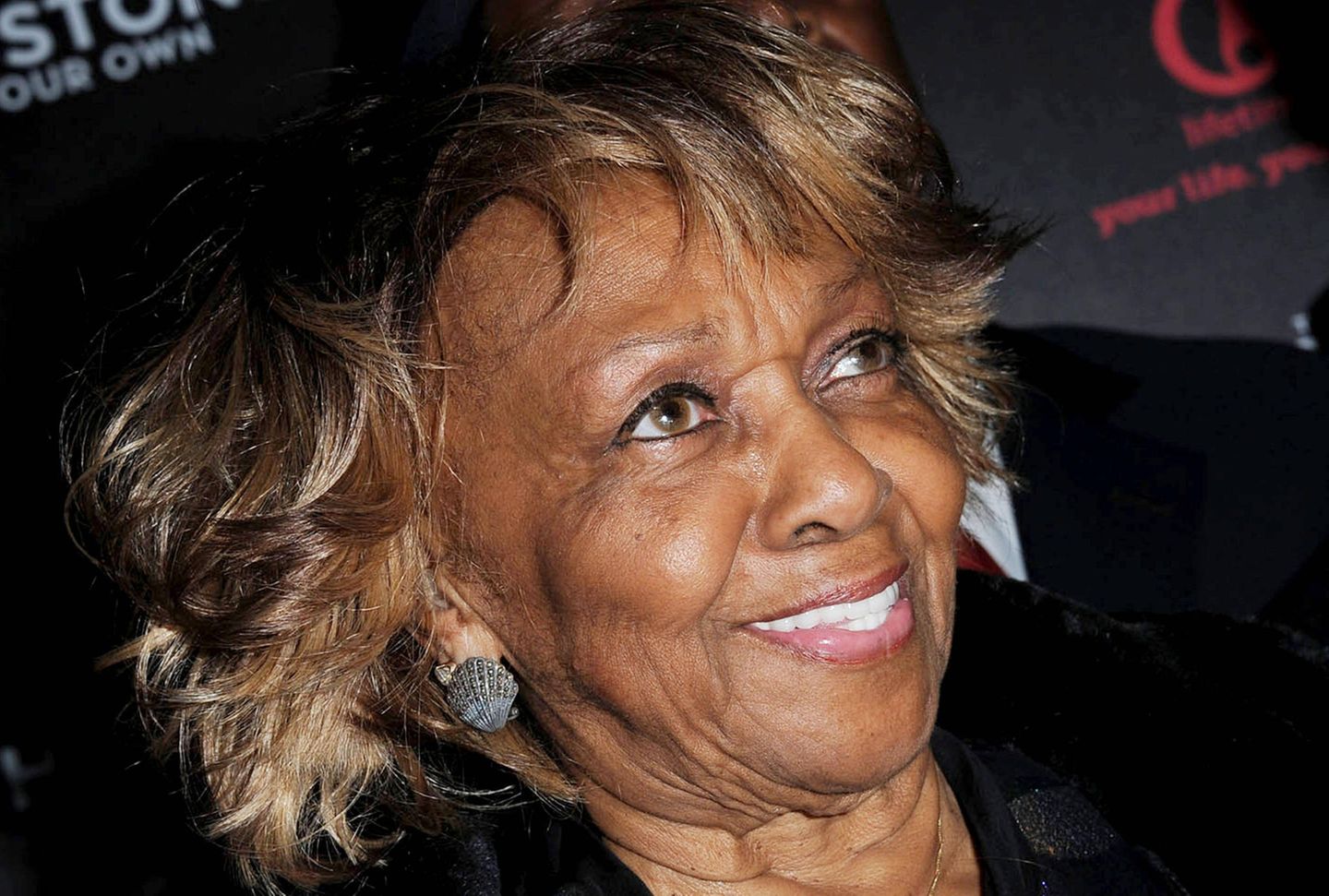 Emily "Cissy" Houston Emily "Cissy" Houston, die Mutter der 2012 gestorbenen Pop-Ikone Whitney Houston, starb am 7. Oktober im Alter von 91 Jahren an den Folgen einer Alzheimer-Krankheit. Die Gospel- und Soulsängerin sang im Chor für Stars wie Elvis Presley und Aretha Franklin. In den 1960er Jahren gehörte sie der R&B-Gruppe The Sweet Inspirations an und gewann im Laufe ihre Gospel-Karriere zwei Grammy-Trophäen