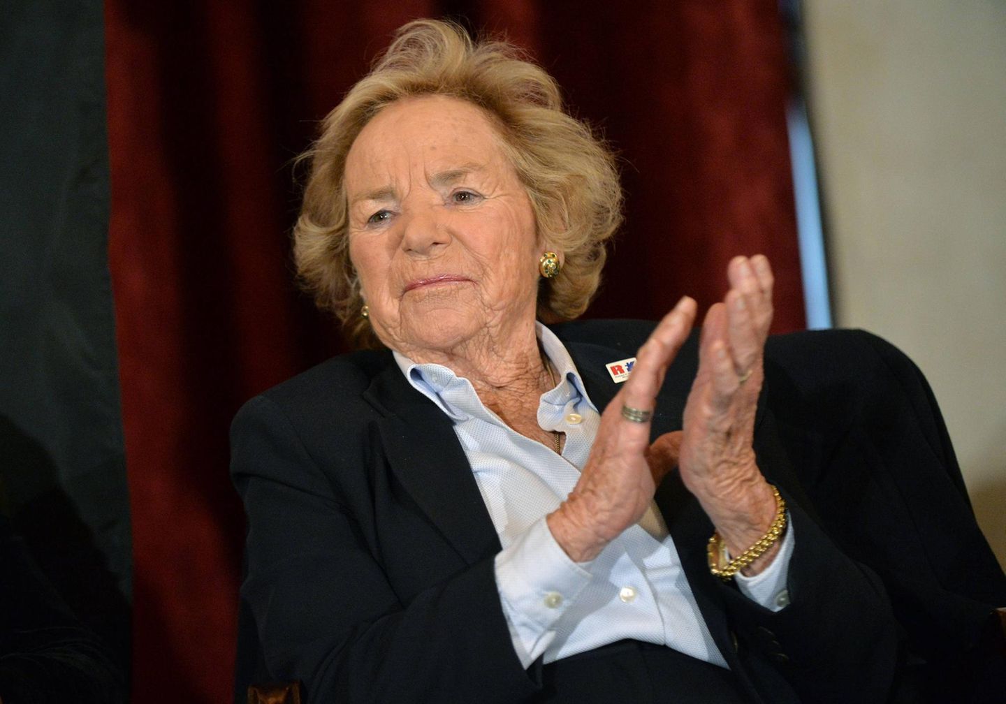 Jahresrückblick: Das Familienoberhaupt der Kennedys, Ethel, Menschenrechtsaktivistin und Witwe von Robert F. Kennedy verstarb am 10. Oktober im Alter von 96 Jahren. Sie hatte kurz nach der Ermordung ihres Ehemannes unter anderem die Organisation "Robert F. Kennedy Human Rights" gegründet, um dessen Erbe zu ehren und sich für eine friedlichere Welt einzusetzen Das Familienoberhaupt der Kennedys, Ethel, Menschenrechtsaktivistin und Witwe von Robert F. Kennedy verstarb am 10. Oktober im Alter von 96 Jahren. Sie hatte kurz nach der Ermordung ihres Ehemannes unter anderem die Organisation "Robert F. Kennedy Human Rights" gegründet, um dessen Erbe zu ehren und sich für eine friedlichere Welt einzusetzen