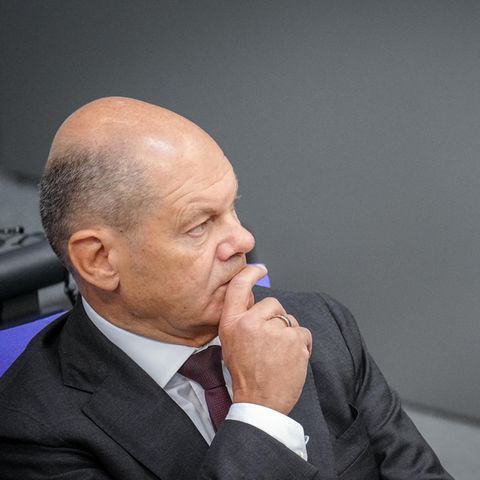 Olaf Scholz blickt nachdenklich im Bundestag