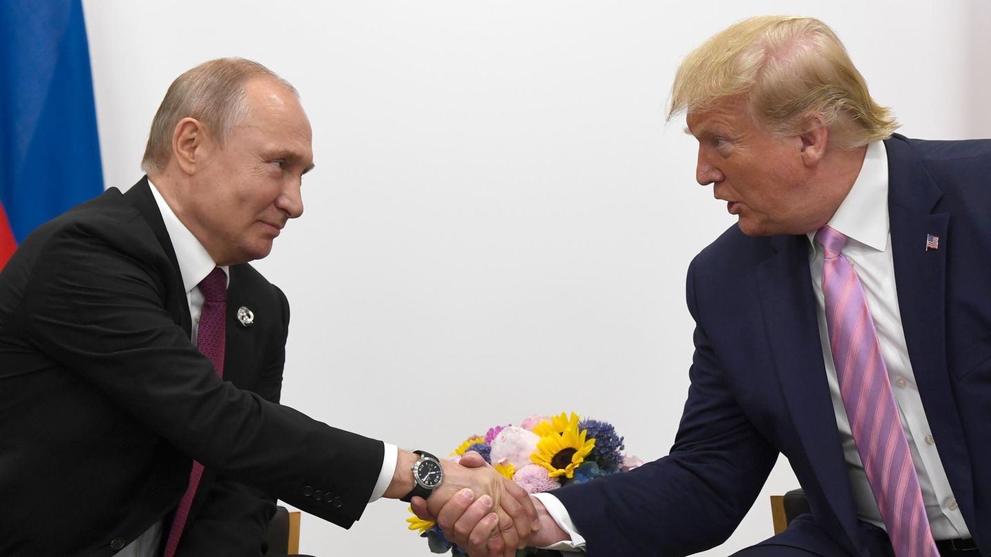 Wladimir Putin und Donald Trump geben sich beim G20-Gipfel 2019 in Japan die Hand