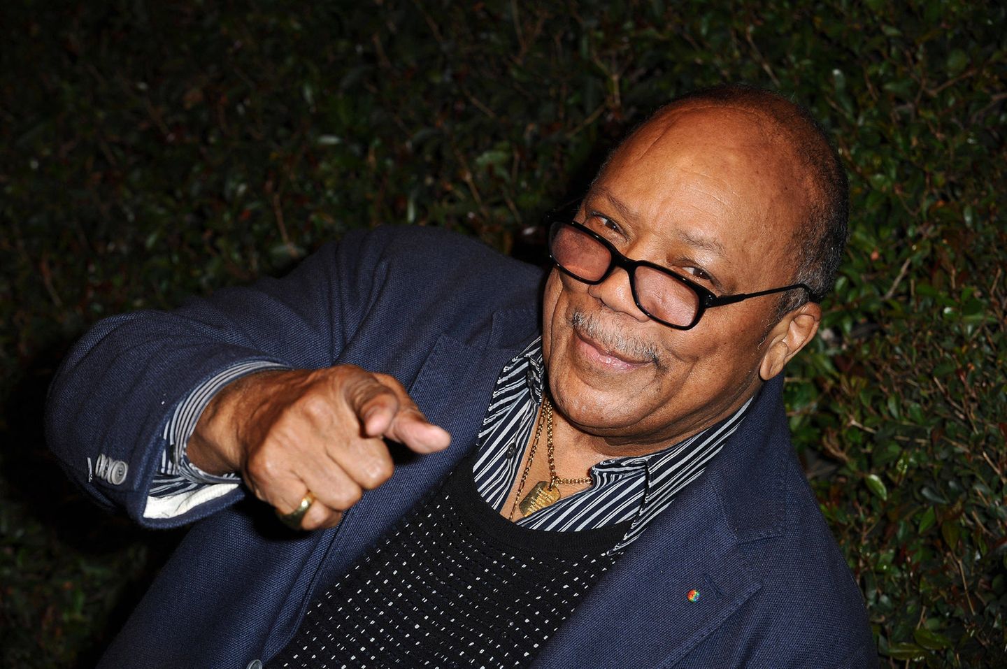 Quincy Jones Die US-Musiklegende Quincy Jones starb am 3. November in seinem Haus in Bel Air in Los Angeles im Kreise seiner Familie. Der Produzent und Komponist wurde 91 Jahre alt. Jones zählte zu den bedeutendsten Produzenten der Branche. Zusammengearbeitet hat er unter anderem mit Michael Jackson, George Benson, Frank Sinatra, Ray Charles, Louis Armstrong, Stevie Wonder oder Aretha Franklin