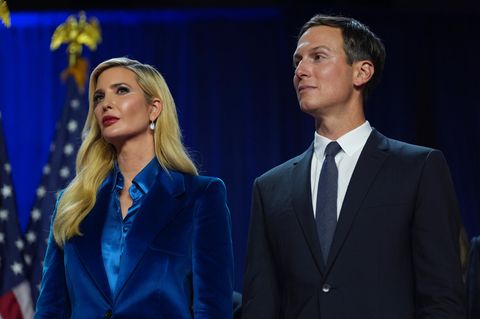 Ivanka Trump im blauen Samtanzug, neben ihr Ehemann Jared Kushner im dunklen Anzug