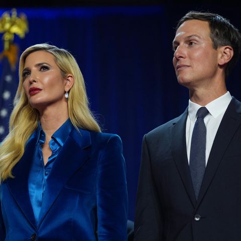 Ivanka Trump im blauen Samtanzug, neben ihr Ehemann Jared Kushner im dunklen Anzug