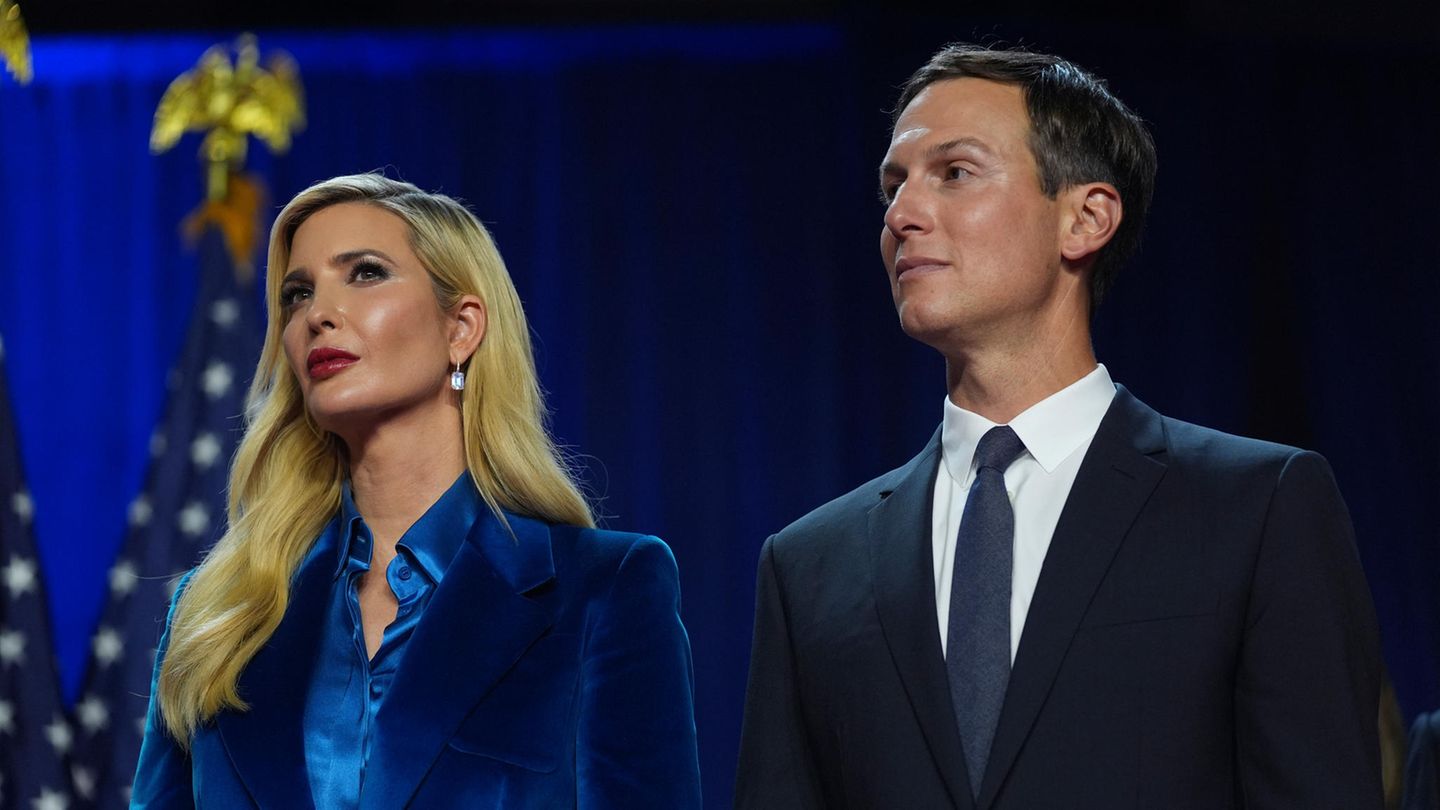 Ivanka Trump im blauen Samtanzug, neben ihr Ehemann Jared Kushner im dunklen Anzug Ivanka Trump im blauen Samtanzug, neben ihr Ehemann Jared Kushner im dunklen Anzug