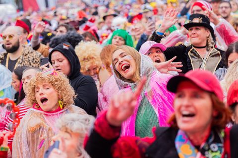 Frauen singen beim Karneval in Köln