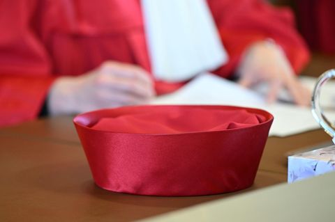 Am Bundesverfassungsgericht liegt die rote Kappe eines Richters auf dem Tisch