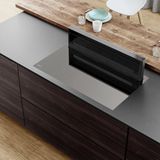 Induktionsherd, schön der Reihe nach  Induktionskochfelder sind für die altersgerechte Küche ein großer Sicherheitsgewinn. Die Kochfelder werden nur heiß, wenn ein Topf draufsteht. Modelle mit Sensoren schalten sich automatisch aus, erkennen kochendes Wasser, den Garzustand der Speisen und ziehen ebenfalls automatisch den Dunst ab. Praktisch sind Kochfelder mit nebeneinander liegenden Kochfeldern, wie hier das Novy Panorama mit integriertem Dunstabzug. Sollte später einmal ein Rollator oder Rollstuhl notwendig sein, muss man im Sitzen nicht mehr über die vorderen Kochfelder greifen. 