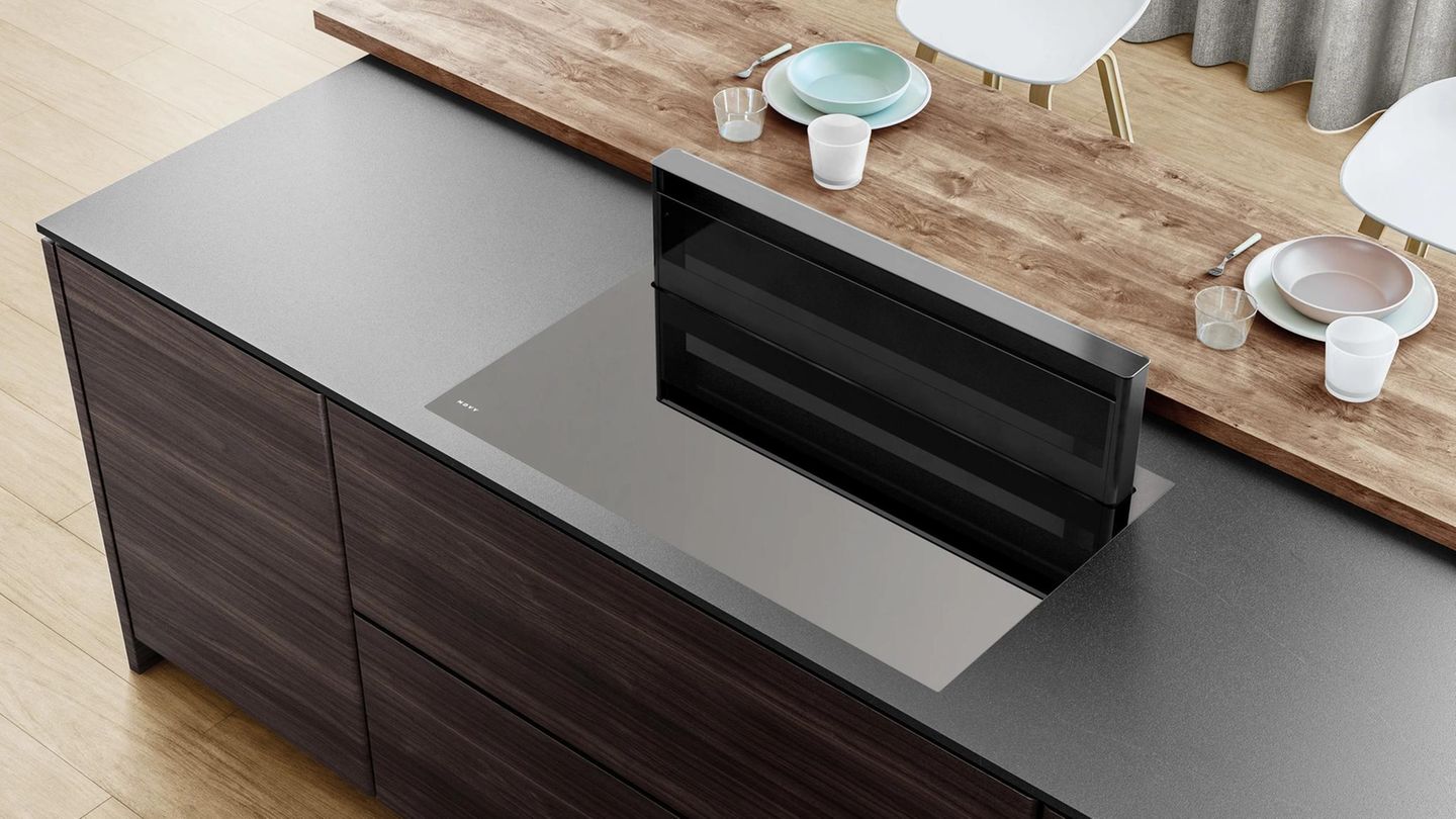 Altersgerecht wohnen: Induktionsherd, schön der Reihe nach Induktionskochfelder sind für die altersgerechte Küche ein großer Sicherheitsgewinn. Die Kochfelder werden nur heiß, wenn ein Topf draufsteht. Modelle mit Sensoren schalten sich automatisch aus, erkennen kochendes Wasser, den Garzustand der Speisen und ziehen ebenfalls automatisch den Dunst ab. Praktisch sind Kochfelder mit nebeneinander liegenden Kochfeldern, wie hier das Novy Panorama mit integriertem Dunstabzug. Sollte später einmal ein Rollator oder Rollstuhl notwendig sein, muss man im Sitzen nicht mehr über die vorderen Kochfelder greifen. Induktionsherd, schön der Reihe nach  Induktionskochfelder sind für die altersgerechte Küche ein großer Sicherheitsgewinn. Die Kochfelder werden nur heiß, wenn ein Topf draufsteht. Modelle mit Sensoren schalten sich automatisch aus, erkennen kochendes Wasser, den Garzustand der Speisen und ziehen ebenfalls automatisch den Dunst ab. Praktisch sind Kochfelder mit nebeneinander liegenden Kochfeldern, wie hier das Novy Panorama mit integriertem Dunstabzug. Sollte später einmal ein Rollator oder Rollstuhl notwendig sein, muss man im Sitzen nicht mehr über die vorderen Kochfelder greifen.