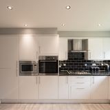 Nicht mehr Bücken: Herd hoch!  Wie sagte Eckart von Hirschhausen so treffend über die nachlassende Beweglichkeit im Alter: "Beim Schuhe zubinden frage ich mich immer, was ich sonst noch erledigen kann, wenn ich schon mal hier unten bin." Bücken und anschließend wieder hochkommen wird im Alter irgendwann schwerfallen. Deshalb sollten Backofen, Kühlschrank und wenn es geht auch der Geschirrspüler auf Brusthöhe eingebaut werden. 