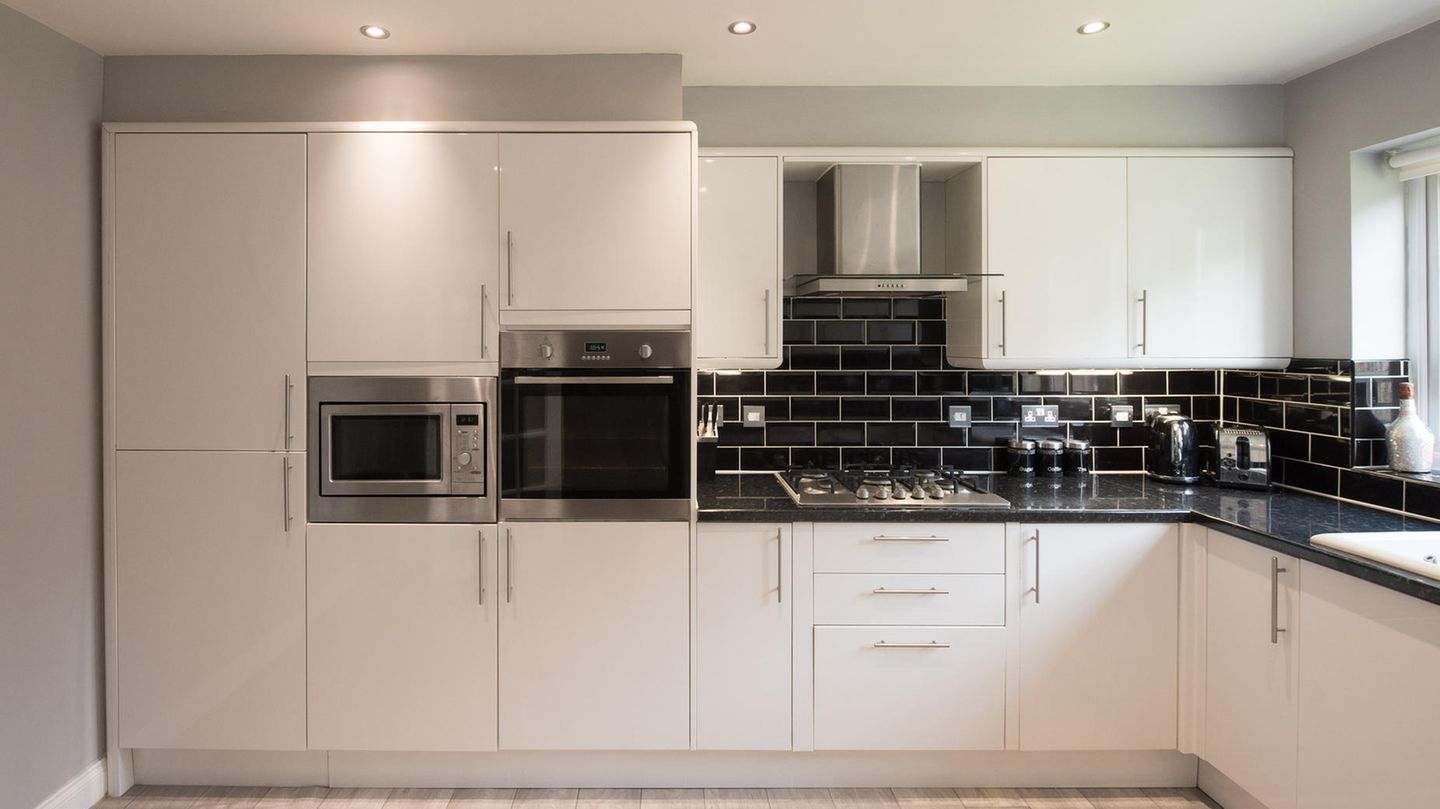 Altersgerecht wohnen: Nicht mehr Bücken: Herd hoch! Wie sagte Eckart von Hirschhausen so treffend über die nachlassende Beweglichkeit im Alter: "Beim Schuhe zubinden frage ich mich immer, was ich sonst noch erledigen kann, wenn ich schon mal hier unten bin." Bücken und anschließend wieder hochkommen wird im Alter irgendwann schwerfallen. Deshalb sollten Backofen, Kühlschrank und wenn es geht auch der Geschirrspüler auf Brusthöhe eingebaut werden. Nicht mehr Bücken: Herd hoch!  Wie sagte Eckart von Hirschhausen so treffend über die nachlassende Beweglichkeit im Alter: "Beim Schuhe zubinden frage ich mich immer, was ich sonst noch erledigen kann, wenn ich schon mal hier unten bin." Bücken und anschließend wieder hochkommen wird im Alter irgendwann schwerfallen. Deshalb sollten Backofen, Kühlschrank und wenn es geht auch der Geschirrspüler auf Brusthöhe eingebaut werden.