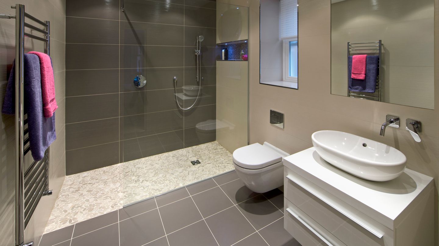 Altersgerecht wohnen: Barrierefreie Dusche rein, Badewanne raus Im Bad gilt es, jede Stolperfalle zu eliminieren. Es sollte tatsächlich barrierefrei statt nur barrierearm sein. Die klassische Duschtasse mit ihrem Absatz muss daher einer begehbaren, ebenerdigen Dusche weichen. Wenn die Platzverhältnisse es zulassen, sollte die Grundfläche 120 x 120 Zentimeter betragen, damit im Fall der Fälle auch noch ein Duschhocker Platz findet.  Die Duschtür sollte nach innen aufgehen, noch besser ist eine Schiebe- oder Falttür. Beides gibt es aus Glas. Eine größere Dusche ist altersgerechter als eine Badewanne, deren hoher Einstieg im Alter stets ein Unfallrisiko darstellt. Wenn es im Bad an Platz mangelt, sollte die Wanne daher raus und der Raum für eine größere Dusche genutzt werden. Haltegriffe in der Dusche sind selbstverständlich. Im Sanitärhandel gibt es Duscharmaturen mit integrierten Haltegriffen, die deutlich schicker aussehen als die üblichen Plastikhalterungen. Barrierefreie Dusche rein, Badewanne raus  Im Bad gilt es, jede Stolperfalle zu eliminieren. Es sollte tatsächlich barrierefrei statt nur barrierearm sein. Die klassische Duschtasse mit ihrem Absatz muss daher einer begehbaren, ebenerdigen Dusche weichen. Wenn die Platzverhältnisse es zulassen, sollte die Grundfläche 120 x 120 Zentimeter betragen, damit im Fall der Fälle auch noch ein Duschhocker Platz findet.  Die Duschtür sollte nach innen aufgehen, noch besser ist eine Schiebe- oder Falttür. Beides gibt es aus Glas. Eine größere Dusche ist altersgerechter als eine Badewanne, deren hoher Einstieg im Alter stets ein Unfallrisiko darstellt. Wenn es im Bad an Platz mangelt, sollte die Wanne daher raus und der Raum für eine größere Dusche genutzt werden. Haltegriffe in der Dusche sind selbstverständlich. Im Sanitärhandel gibt es Duscharmaturen mit integrierten Haltegriffen, die deutlich schicker aussehen als die üblichen Plastikhalterungen.