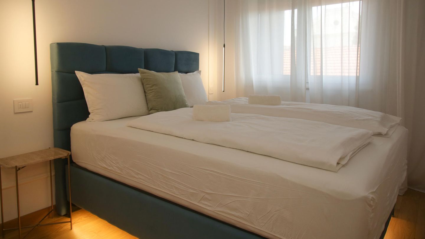 Bett mit automatischem Licht   Auch als junger Mensch, muss man nachts mal hoch und schlurft im Halbschlaf Richtung Bad oder Küche. Falls man im Dunkeln über etwas stolpert, retten einen meist die Gelenkigkeit und Reflexe vor schmerzhaften Stürzen. Im höheren Alter nicht mehr. Dimmbare Lichtleisten mit Bewegungssensoren unter dem Bett und auf dem Weg zum Bad können Leben retten. Lichtleisten mit Bewegungssensoren gibt es in zahlreichen Varianten von verschiedenen Anbietern.  Von Akkuvarianten, aufklebbaren LED-Lichtleisten mit Fernsteuerung für Farben und Lichttemperatur. 