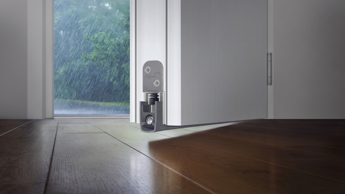 Altersgerecht wohnen: Über die Schwelle tragen war gestern Wer sich ohnehin gerade mit dem Gedanken trägt, seine Haustür oder Terassentür gegen ein einbruchsicheres Modell auszutauschen, sollte sich eine altersgerechte Variante ohne Schwellen anschauen. Einer der Anbieter solcher Systeme ist zum Beispiel "Planet" der Schweizer Firma Assa Abloy. Die abdichtende Schwelle entfällt, weil die in der Tür selbst integriert ist und sich absenkt, sobald die Tür geschlossen wird. Über die Schwelle tragen war gestern  Wer sich ohnehin gerade mit dem Gedanken trägt, seine Haustür oder Terassentür gegen ein einbruchsicheres Modell auszutauschen, sollte sich eine altersgerechte Variante ohne Schwellen anschauen. Einer der Anbieter solcher Systeme ist zum Beispiel "Planet" der Schweizer Firma Assa Abloy. Die abdichtende Schwelle entfällt, weil die in der Tür selbst integriert ist und sich absenkt, sobald die Tür geschlossen wird.