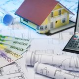 Geld für den Umbau  Es gibt drei Arten von Förderungen für altersgerechten Umbau.   1. Die Förderung über die Pflegekasse.   2. die Förderung über einen KfW-Kredit.   3.Die Förderung durch eine Steuerrückerstattung.   Die Pflegekasse zahlt  bis zu 4000 Euro für barrierefreie Veränderungen, wenn eine Pflegestufe vorliegt. Die KfW-Förderkredite 159 und 455B haben einen Rahmen von bis zu 50.000 Euro, einen zinsfreien Anlauf und werden unabhängig vom Alter gewährt. Allerdings müssen die Baumaßnahmen den KfW-Richtlinien entsprechen, die auf den DIN-Normen 18040-1 oder -2 beruhen. Vom Finanzamt kann sich zudem jeder maximal 1200 Euro für haushaltsnahe Aufwendungen zurückholen. Es ist ein erheblicher Unterschied, ob man altersgerecht, barrierefrei oder behindertengerecht umbaut. Die beiden letztgenannten unterliegen strengen Richtlinien. Für einen behindertengerechten Umbau werden zum Beispiel die Maße für Türen, Freiflächen und Abstände etwa vom WC zur Wand vorgeschrieben. Immer mehr Handwerksbetriebe spezialisieren sich auf solche Umbauten und wickeln von der Planung, dem Beantragen von Förderungen und dem Umbau alles ab. Am besten bei der örtlichen Handwerksinnung nachfragen. Einen Überblick bieten Fördermittelchecks. 