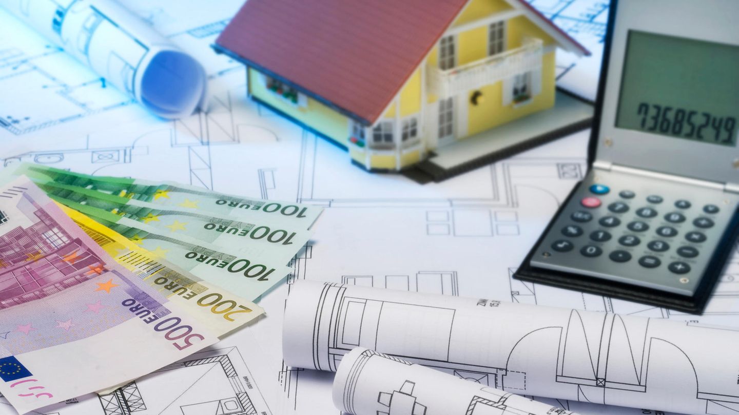 Altersgerecht wohnen: Geld für den Umbau Es gibt drei Arten von Förderungen für altersgerechten Umbau.  1. Die Förderung über die Pflegekasse.  2. die Förderung über einen KfW-Kredit.  3.Die Förderung durch eine Steuerrückerstattung.  Die Pflegekasse zahlt  bis zu 4000 Euro für barrierefreie Veränderungen, wenn eine Pflegestufe vorliegt. Die KfW-Förderkredite 159 und 455B haben einen Rahmen von bis zu 50.000 Euro, einen zinsfreien Anlauf und werden unabhängig vom Alter gewährt. Allerdings müssen die Baumaßnahmen den KfW-Richtlinien entsprechen, die auf den DIN-Normen 18040-1 oder -2 beruhen. Vom Finanzamt kann sich zudem jeder maximal 1200 Euro für haushaltsnahe Aufwendungen zurückholen. Es ist ein erheblicher Unterschied, ob man altersgerecht, barrierefrei oder behindertengerecht umbaut. Die beiden letztgenannten unterliegen strengen Richtlinien. Für einen behindertengerechten Umbau werden zum Beispiel die Maße für Türen, Freiflächen und Abstände etwa vom WC zur Wand vorgeschrieben. Immer mehr Handwerksbetriebe spezialisieren sich auf solche Umbauten und wickeln von der Planung, dem Beantragen von Förderungen und dem Umbau alles ab. Am besten bei der örtlichen Handwerksinnung nachfragen. Einen Überblick bieten Fördermittelchecks. Geld für den Umbau  Es gibt drei Arten von Förderungen für altersgerechten Umbau.   1. Die Förderung über die Pflegekasse.   2. die Förderung über einen KfW-Kredit.   3.Die Förderung durch eine Steuerrückerstattung.   Die Pflegekasse zahlt  bis zu 4000 Euro für barrierefreie Veränderungen, wenn eine Pflegestufe vorliegt. Die KfW-Förderkredite 159 und 455B haben einen Rahmen von bis zu 50.000 Euro, einen zinsfreien Anlauf und werden unabhängig vom Alter gewährt. Allerdings müssen die Baumaßnahmen den KfW-Richtlinien entsprechen, die auf den DIN-Normen 18040-1 oder -2 beruhen. Vom Finanzamt kann sich zudem jeder maximal 1200 Euro für haushaltsnahe Aufwendungen zurückholen. Es ist ein erheblicher Unterschied, ob man altersgerecht, barrierefrei oder behindertengerecht umbaut. Die beiden letztgenannten unterliegen strengen Richtlinien. Für einen behindertengerechten Umbau werden zum Beispiel die Maße für Türen, Freiflächen und Abstände etwa vom WC zur Wand vorgeschrieben. Immer mehr Handwerksbetriebe spezialisieren sich auf solche Umbauten und wickeln von der Planung, dem Beantragen von Förderungen und dem Umbau alles ab. Am besten bei der örtlichen Handwerksinnung nachfragen. Einen Überblick bieten Fördermittelchecks.