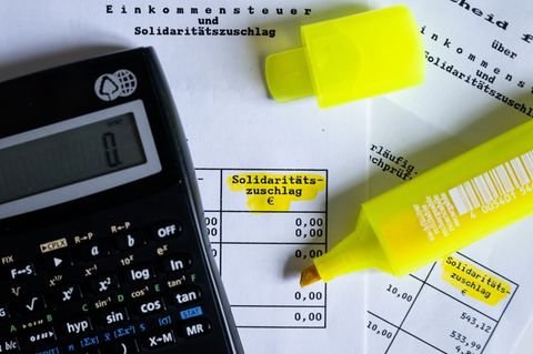 Das Wort Solidaritätszuschlag auf einem Steuerbescheid ist farblich hervorgehoben