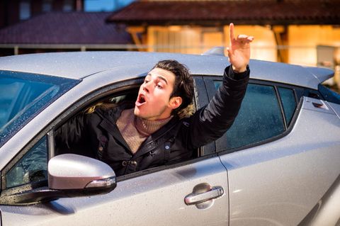 Junger Mann im Verkehr auf der Straße