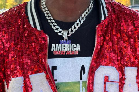 Donald-Trump-Fanartikel, eine Kette mit dem Schriftzug "Make Amerika Great Again"