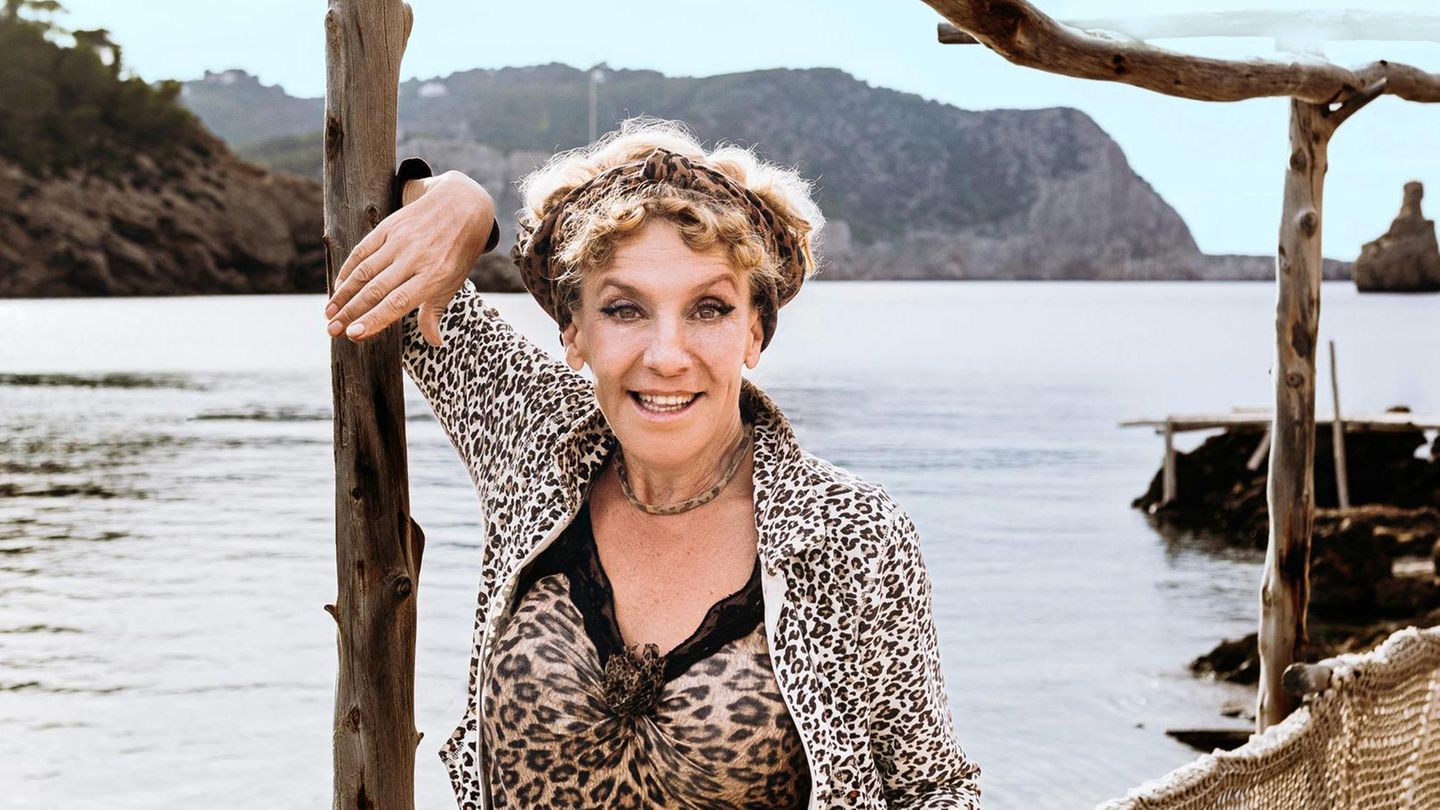 Portrait von  Sissi Perlinger auf Ibiza am Strand in der Nähe ihres Hauses.