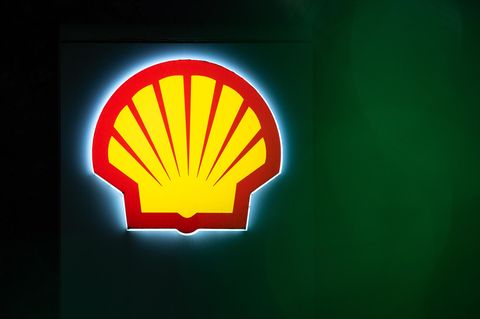 Symbolfoto zur Klimaklage: Ein Shell-Logo einer Tankstelle leuchtet im Dunkeln in Berlin