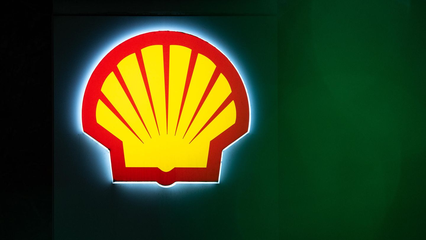 Symbolfoto zur Klimaklage: Ein Shell-Logo einer Tankstelle leuchtet im Dunkeln in Berlin