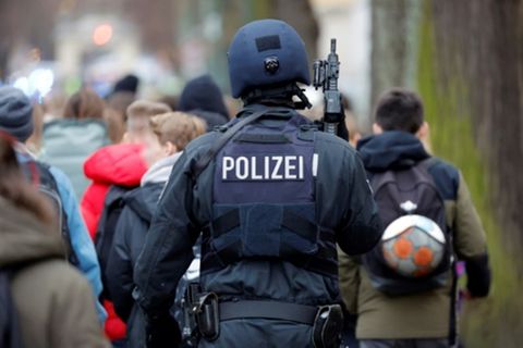 Bewaffneter Polizist bei Einsatz