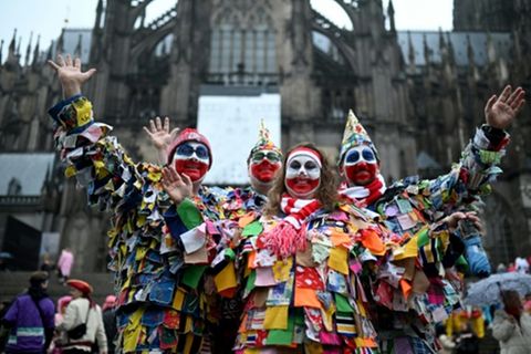 Jecken vor Kölner Dom