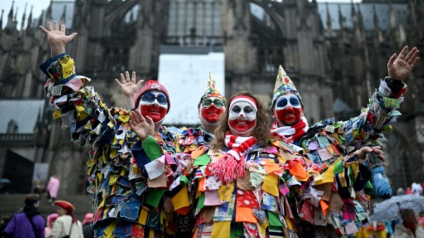 Jecken vor Kölner Dom
