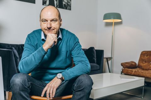 Wahlkampfexperte Frank Stauss im blauen Pullover auf einer Couch. Er sprach mit uns über Olaf Scholz