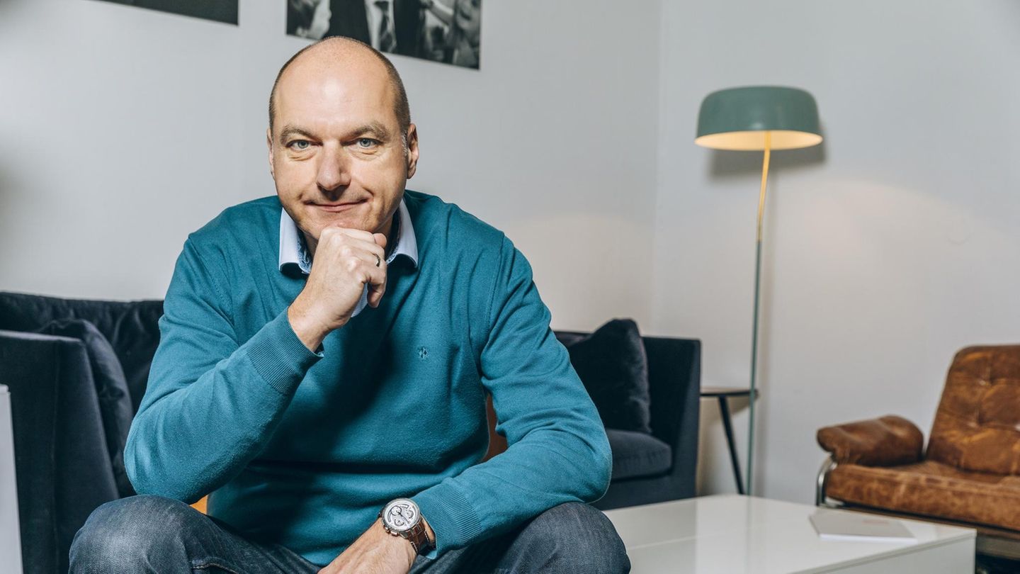 Wahlkampfexperte Frank Stauss im blauen Pullover auf einer Couch. Er sprach mit uns über Olaf Scholz