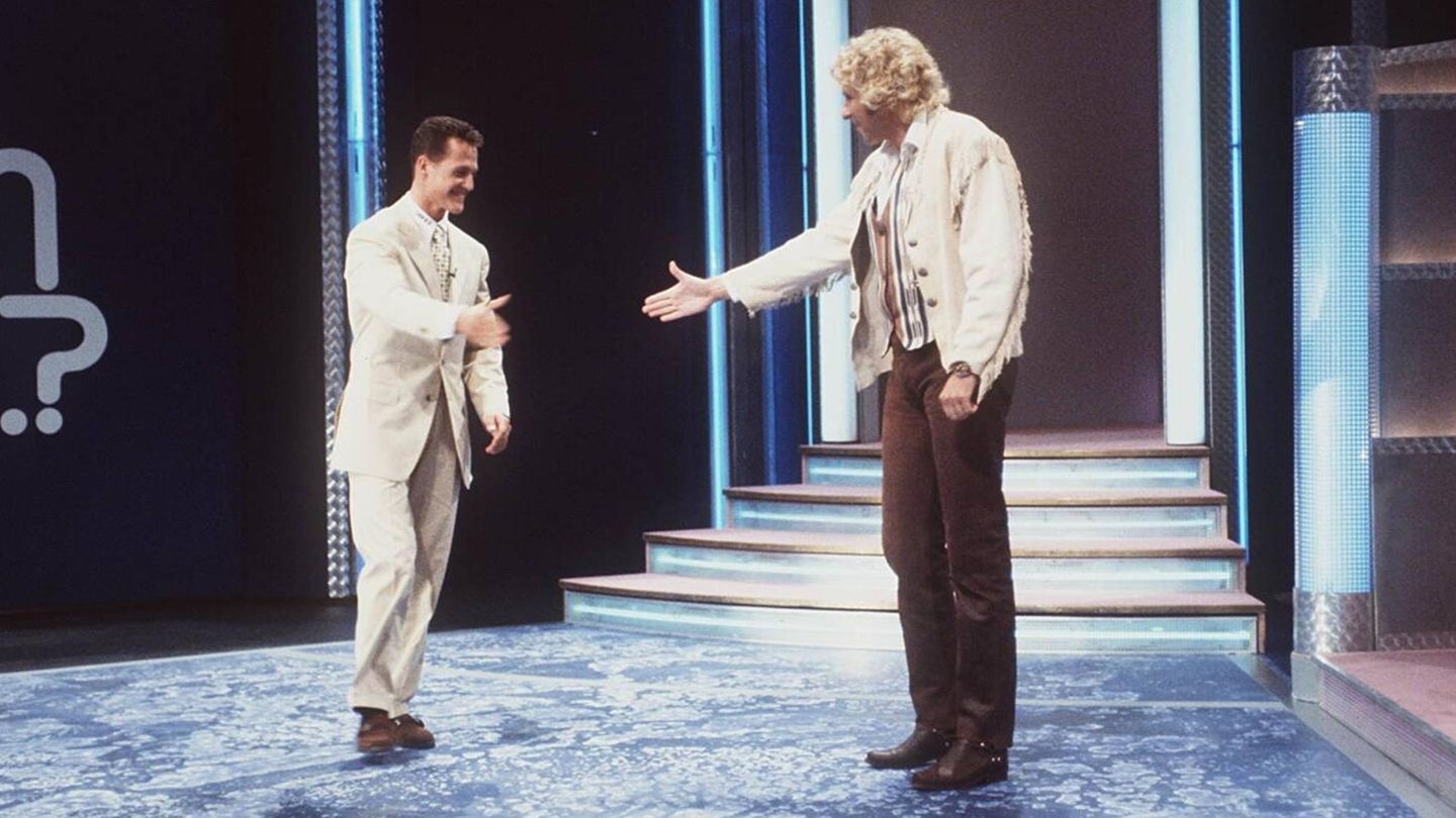 Im selben Monat begrüßt "Wetten, dass"-Moderator Thomas Gottschalk den Rennfahrer, dessen Popularität kaum gekannte Ausmaße annimmt. Ein Auftritt in der größten Unterhaltungsshow des deutschen Fernsehens darf nicht fehlen 