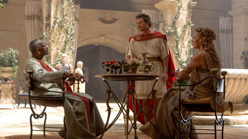 Pressefotofilmszene Denzel Washington, Pedro Pascal und Connie Nielsen in Gladiator II von Paramount Pictures