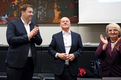 Olaf Scholz mit Parteikolleg:innen