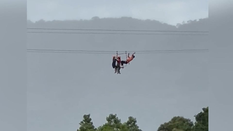 Bei einem Zipline-Abenteuer bleibt ein Tourist stecken – und das in 100 Metern Höhe! Mitten im Nirgendwo nimmt eine Windböe ihm seinen Schwung auf der Rutsche.