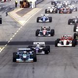 Schumacher (vorne links) führt das Rennen lange vor Verfolger Hill an. In der 36. Runde passiert es: Schumacher prallt seitlich an eine Wand und fährt auf die Piste zurück. Hill rauscht aber schon von hinten an und will Schumacher überholen