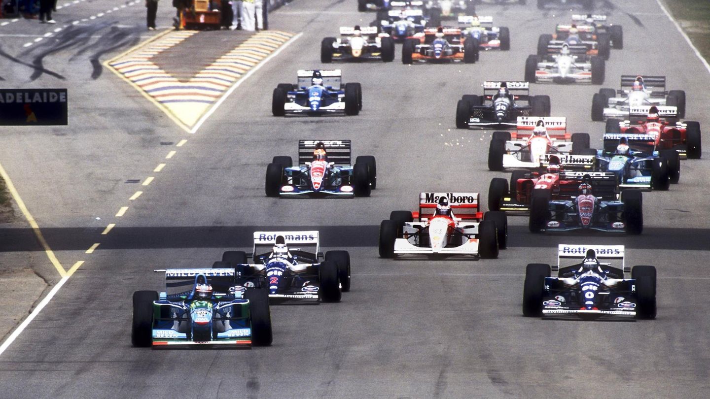Schumacher (vorne links) führt das Rennen lange vor Verfolger Hill an. In der 36. Runde passiert es: Schumacher prallt seitlich an eine Wand und fährt auf die Piste zurück. Hill rauscht aber schon von hinten an und will Schumacher überholen
