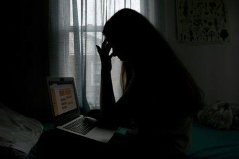 Jugendliche vor einem Laptop