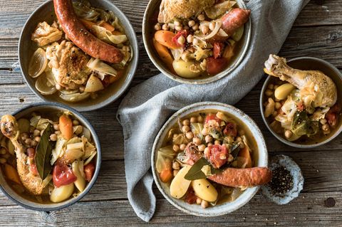 Ein Eintopf mit Kichererbsen, Hähnchenkeulen und Chorizo