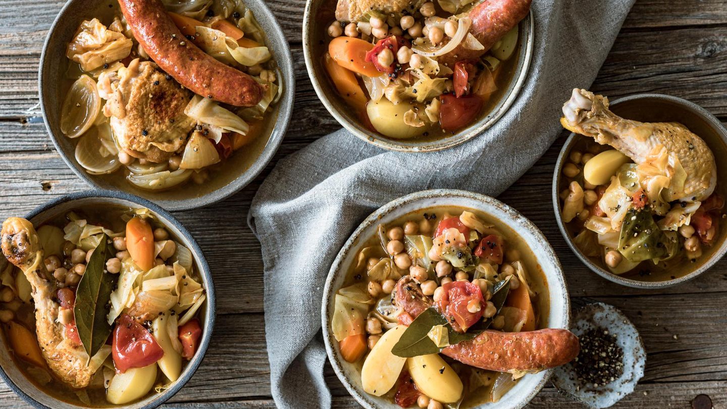 Ein Eintopf mit Kichererbsen, Hähnchenkeulen und Chorizo