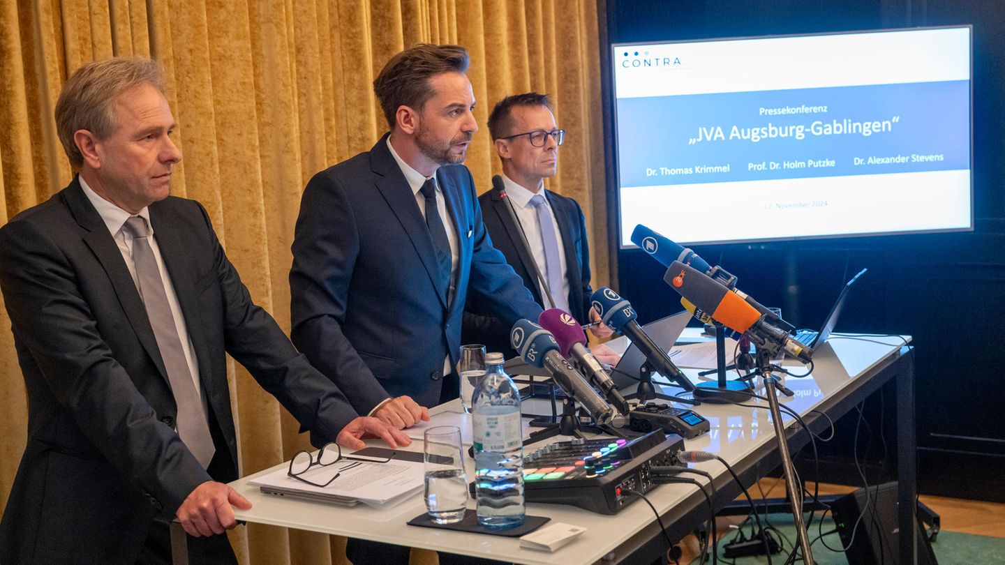 Die Anwälte der stellvertretenden Leiterin der JVA Augsburg-Gablingen stehen während einer Pressekonferenz an einem Pult