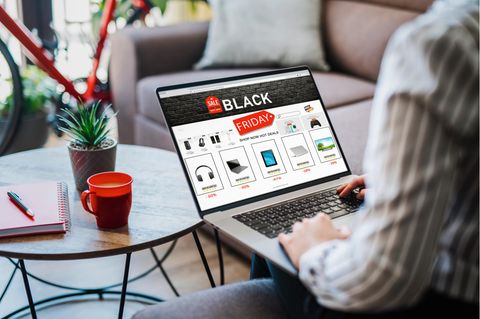 Eine Frau shoppt man Black Friday online