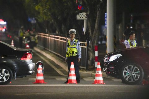 Sicherheitskräfte sperrten den Ort des Angriffs in Zhuhai im Osten Chinas ab