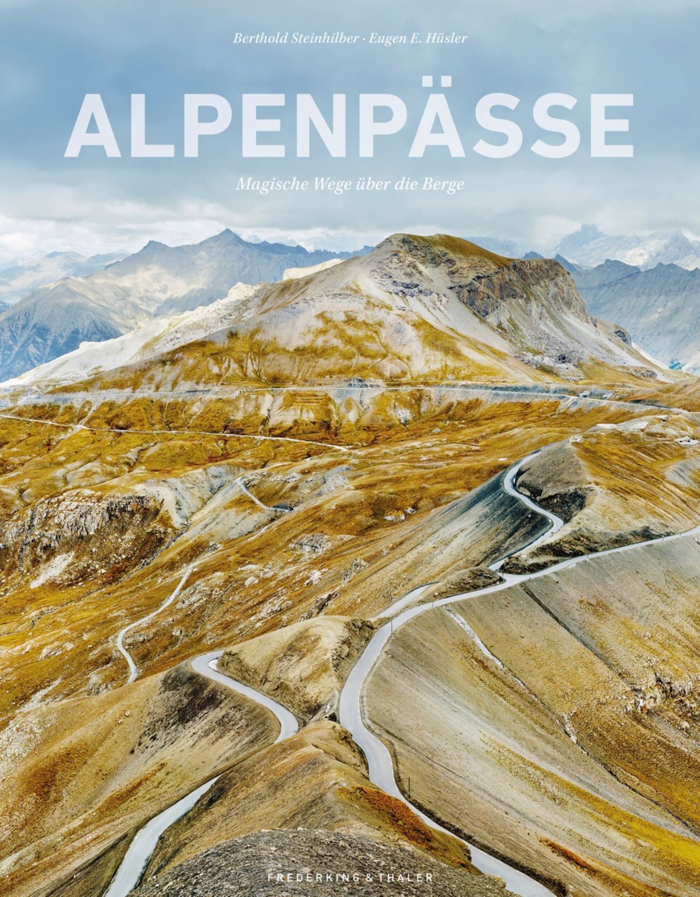 Eine Alpenpass-Straße schlängelt sich durch hochalpines Gelände
