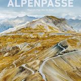 Eine Alpenpass-Straße schlängelt sich durch hochalpines Gelände