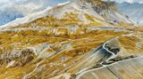 Eine Alpenpass-Straße schlängelt sich durch hochalpines Gelände