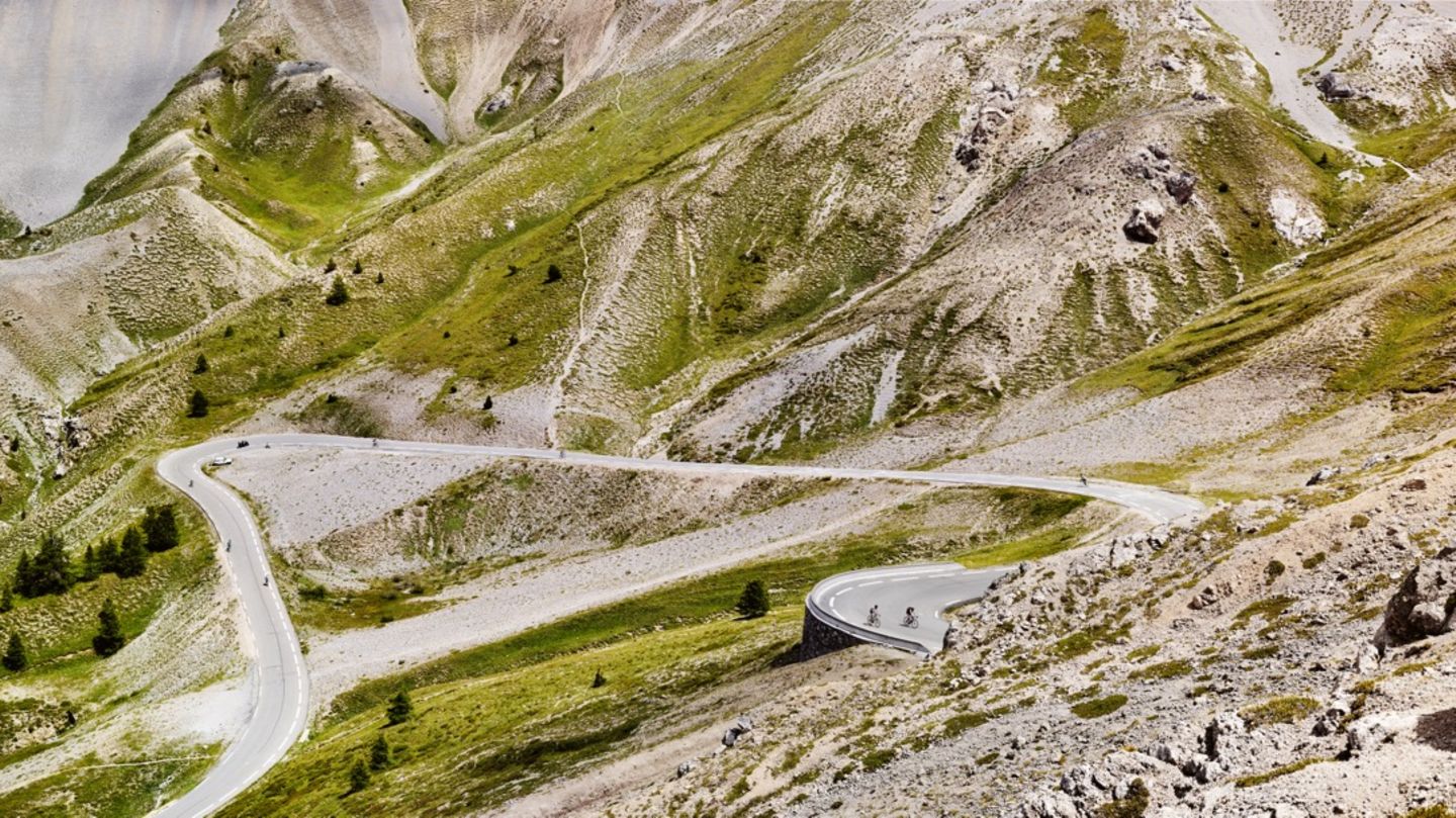 Asphaltierte Kehren führen hoch zum Aplenpass Col de lÌzoard