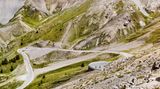Asphaltierte Kehren führen hoch zum Aplenpass Col de lÌzoard