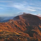 Der mit braunen Matten bewachsene Gipfel des Dosso dei Galli mit einer Funk-Anlage der NATO