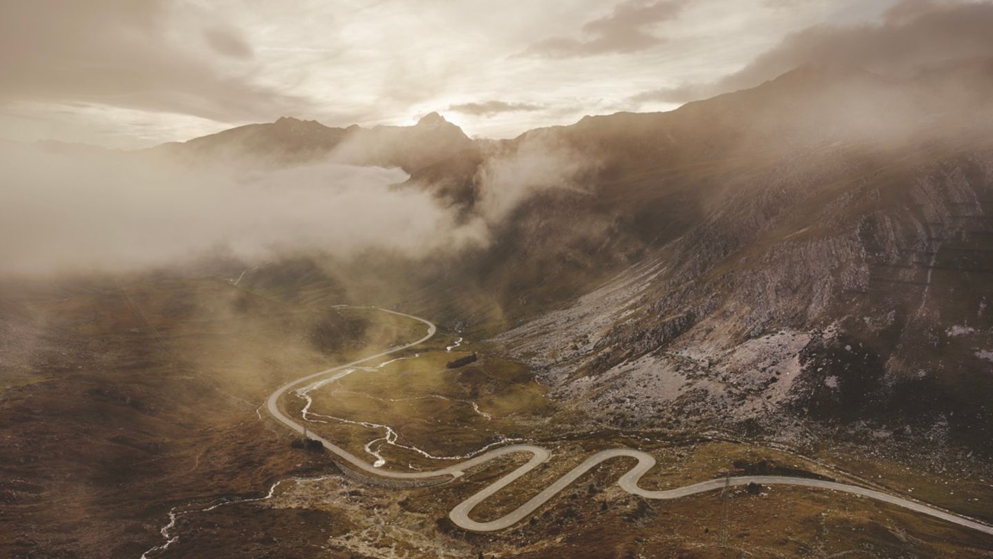 In Nebel gehüllt der Julier-Alpenpass mit Bergkette im Kanton Graubünden